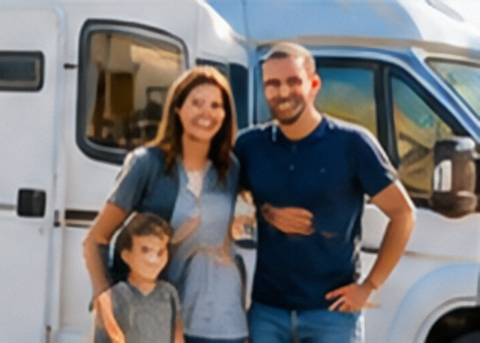 Famille souriante devant son camping-car, accompagnée par l'équipe Camping Car Avenir