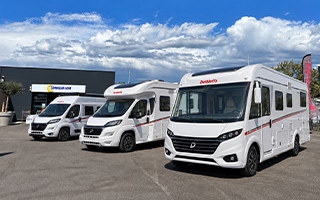Camping-cars, fourgon et van garés côte à côte
