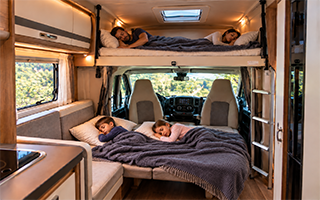 Camping-cars, fourgon et van garés côte à côte